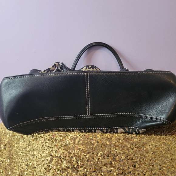 Michael Kors Authentic Signature Bag - Picture 2 of 3